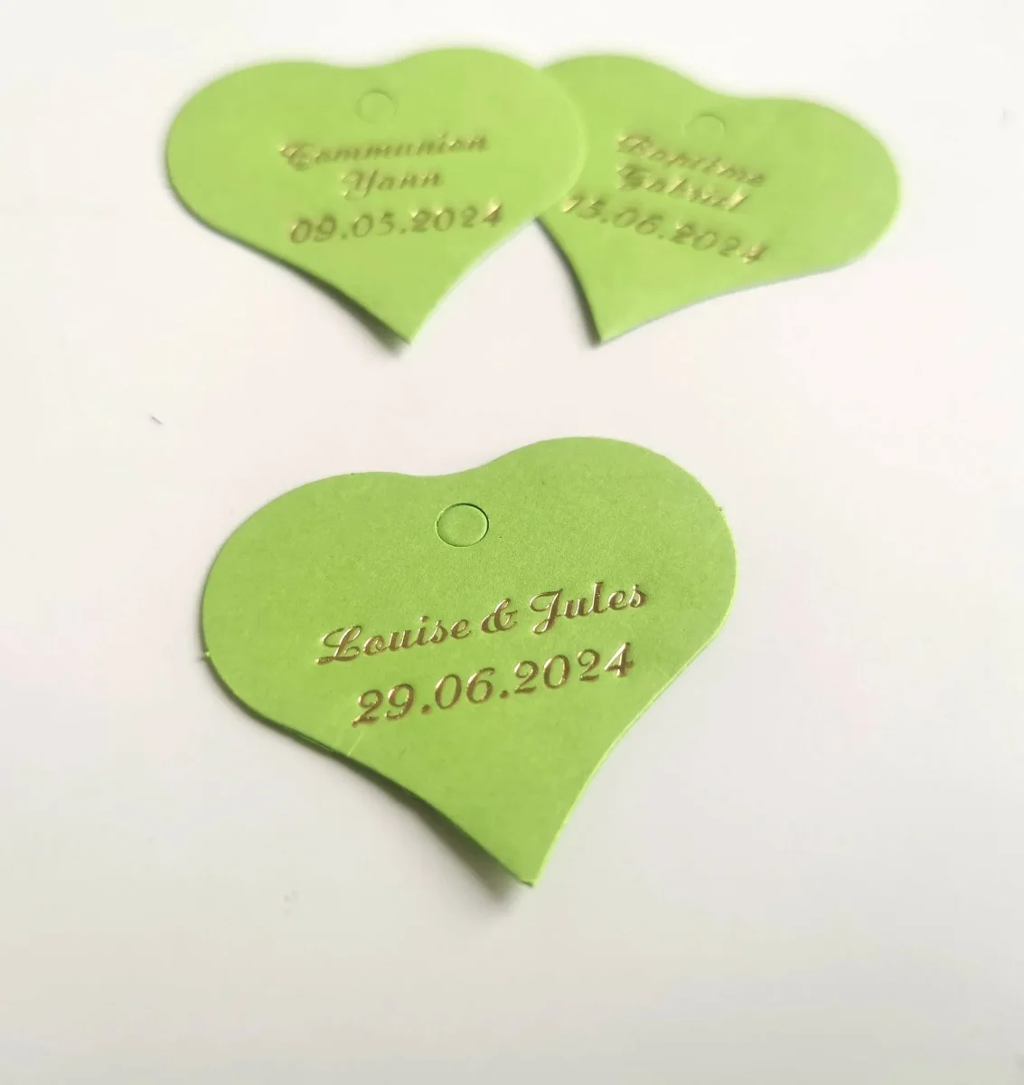 Etiquette dragées – Coeur Vert – Personalisée - ​Boulangerie-Pâtisserie | Pain au Levain & Viennoiseries​ Boîte à dragées Baptême boule avec étiquette ronde Coeur Pastel – Maison  June