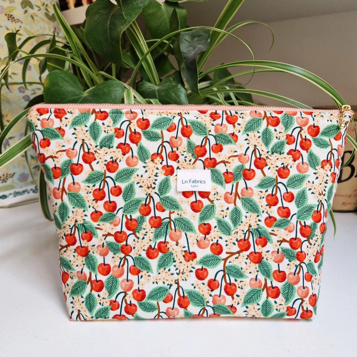 Trousse Molletonnée Cerises rectangulaire Tissu Rifle Paper Co - Édition Limitée – L’Art de la Table Française en Promotion !