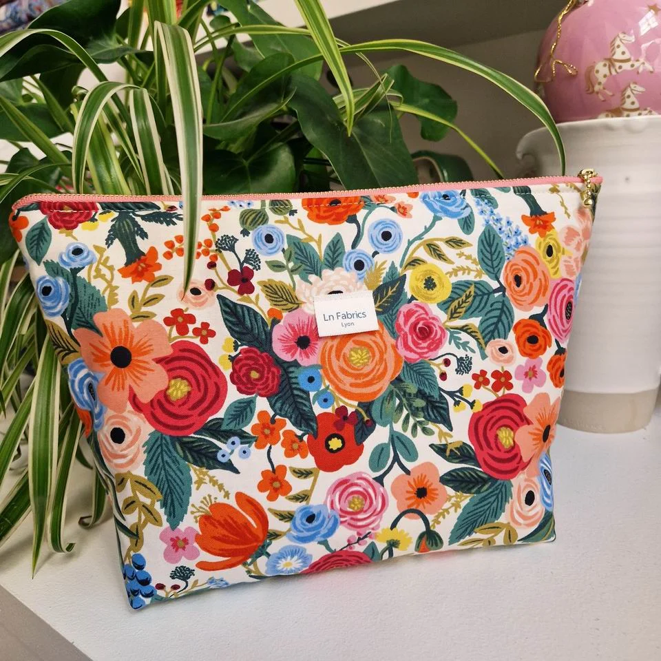 Trousse Molletonnée Lysandre Fleurs Multico idée Rifle Tissu Paper Co - Édition Limitée – L’Art de la Table Française en Promotion !
