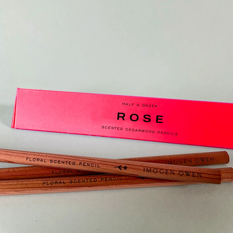 Crayons Gris Parfumés Rose - Organisation de la maison avec des solutions de rangement Découvrez le pot à crayon suspendu pour Pegboard par Aire