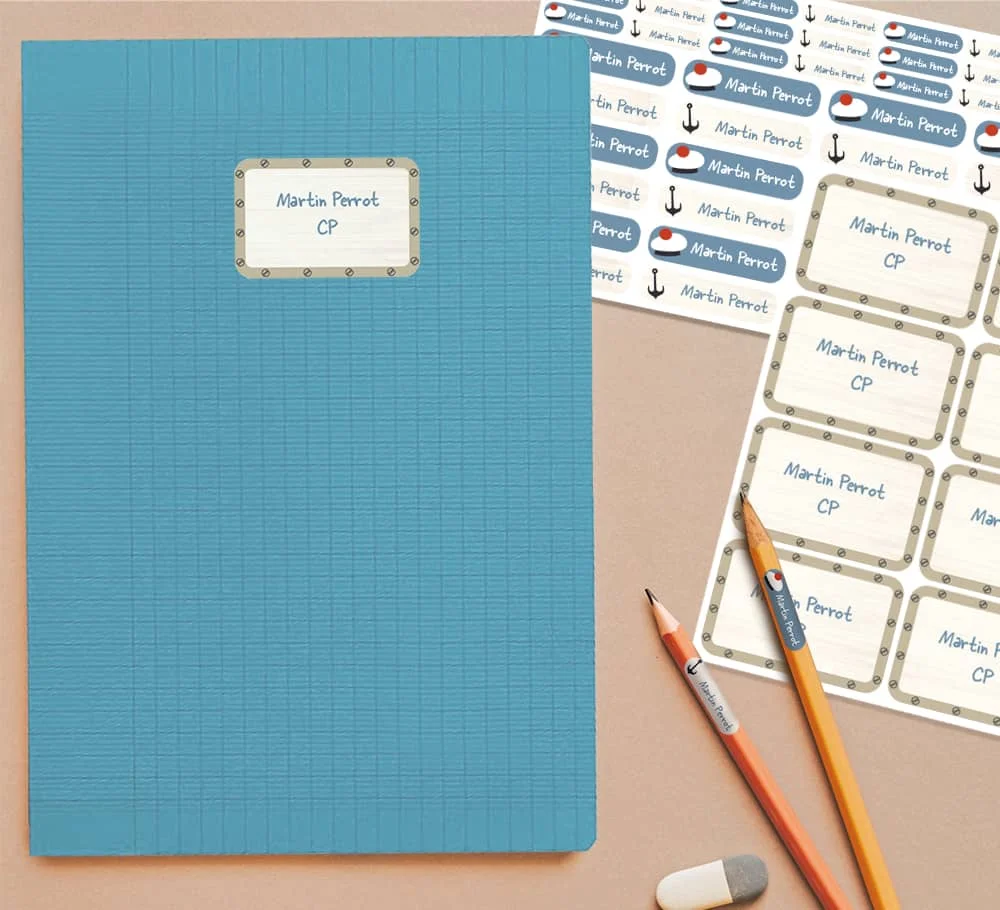 Kit étiquettes prénom petit marin pour l'école - Boutique Bébé en Ligne : Soins, Jouets et Articles Maison 75 Etiquettes Autocollantes Personnalisées pour l'École (Bleu) | Étiquettes  Prénom pour Crayons et Matériel Scolaire, Étiquette Stylo Personnalisé  Résistant à l'Eau et au