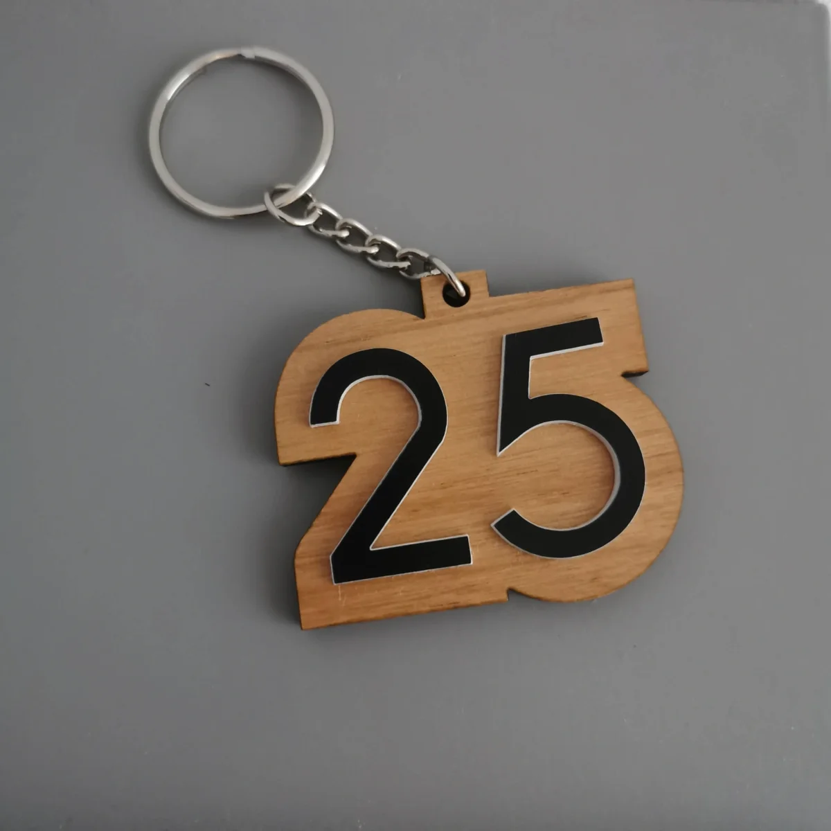 Porte-clés pour hôtel avec numéro en relief – H 50mm - Vins Rouges Harmonieux pour Chaque Occasion Porte-clés hôtel personnalisé 80x40 mm – Gravure laser nom d'hôtel et numéro  de chambre – Bois de cerisier et acrylique noir – Porte-clés chambre gîte,  maison d'hôtes, auberge –