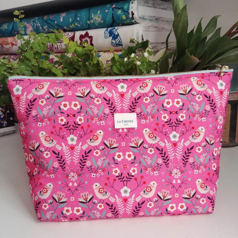 Trousse Molletonnée Strawberry Tea Oiseaux Tissu Dashwood Studio - Édition Limitée – L’Art de la Table Française en Promotion ! - {'count': 1, 'name': 'Fleurs'}