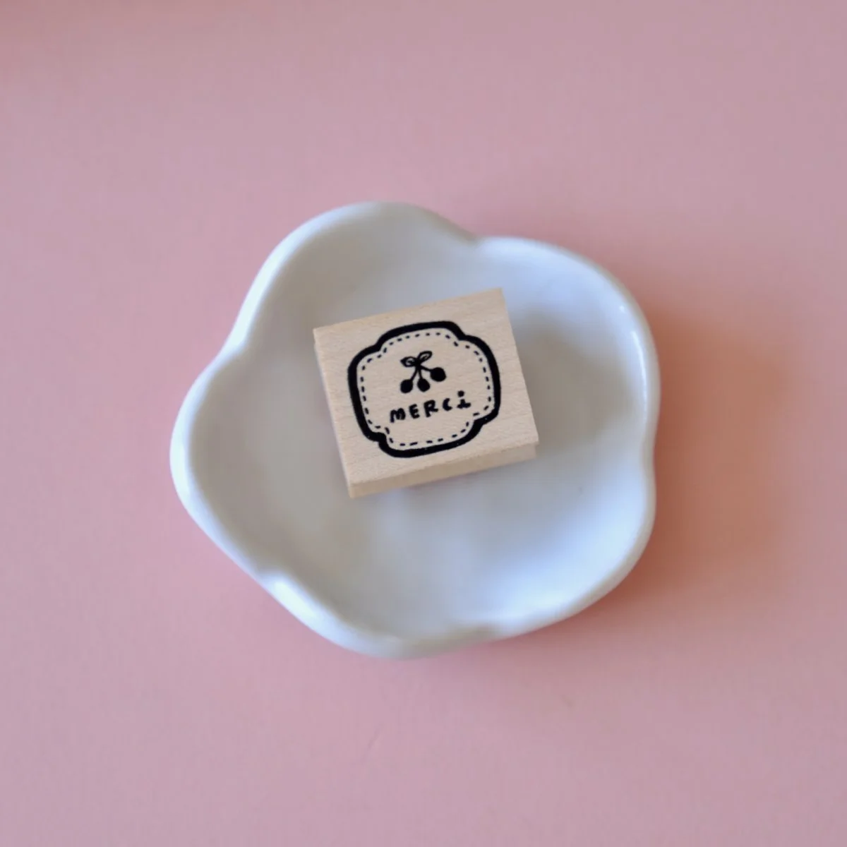 Tampon Little Cerise Merci - Organisation de la maison avec des solutions de rangement Voici quelques astuces simples pour un meuble rangé et organisé ✨️ Elles  m'ont permises d'augmenter ma capacité de rangement🍷🥛🍽 Croyez-moi les  essayer c'est les adopter 😍 Et toi dis-moi laquelle tu v