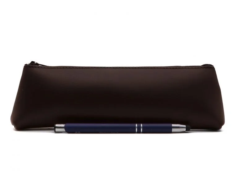 Grande trousse triangle en cuir marron foncé - Vins Rouges Harmonieux pour Chaque Occasion - rugby trousse cuir vin occasion