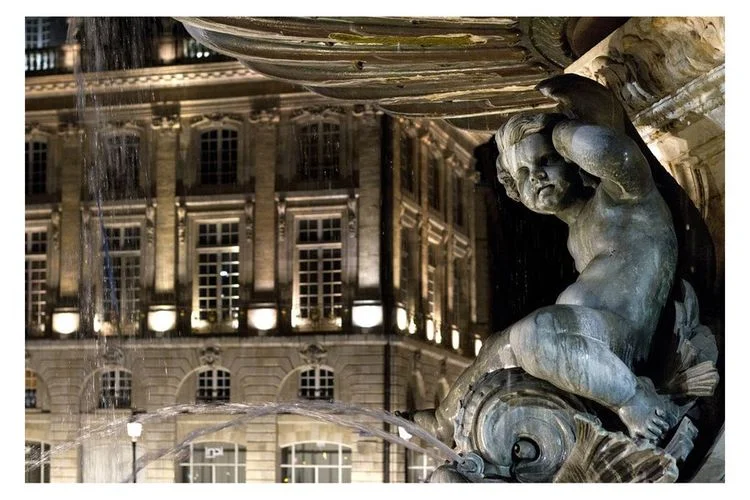 Carte postale – Fontaine de la Bourse à Bordeaux - Vins Rouges Harmonieux pour Chaque Occasion - {'count': 7, 'name': 'Bourse'}