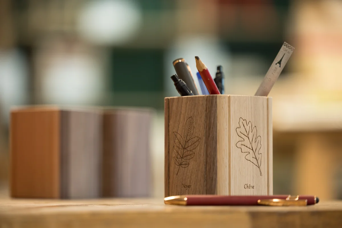 Pot à crayon en quatre essences de bois - Vins Rouges Harmonieux pour Chaque Occasion - {'count': 2, 'name': 'scolaires'}