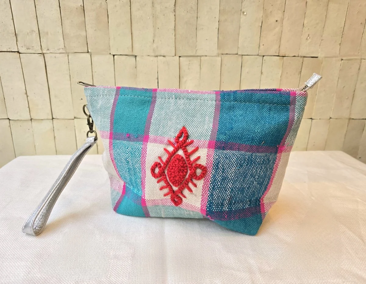 Grande Pochette Haïk - Organisation de la maison avec des solutions de rangement Organisation des câbles !, Ce rangement fait maison pour câble est bien  pratique et en plus c’est facile à réaliser pour chez toi!, #organisation  #astuce #viral #rangement #hack