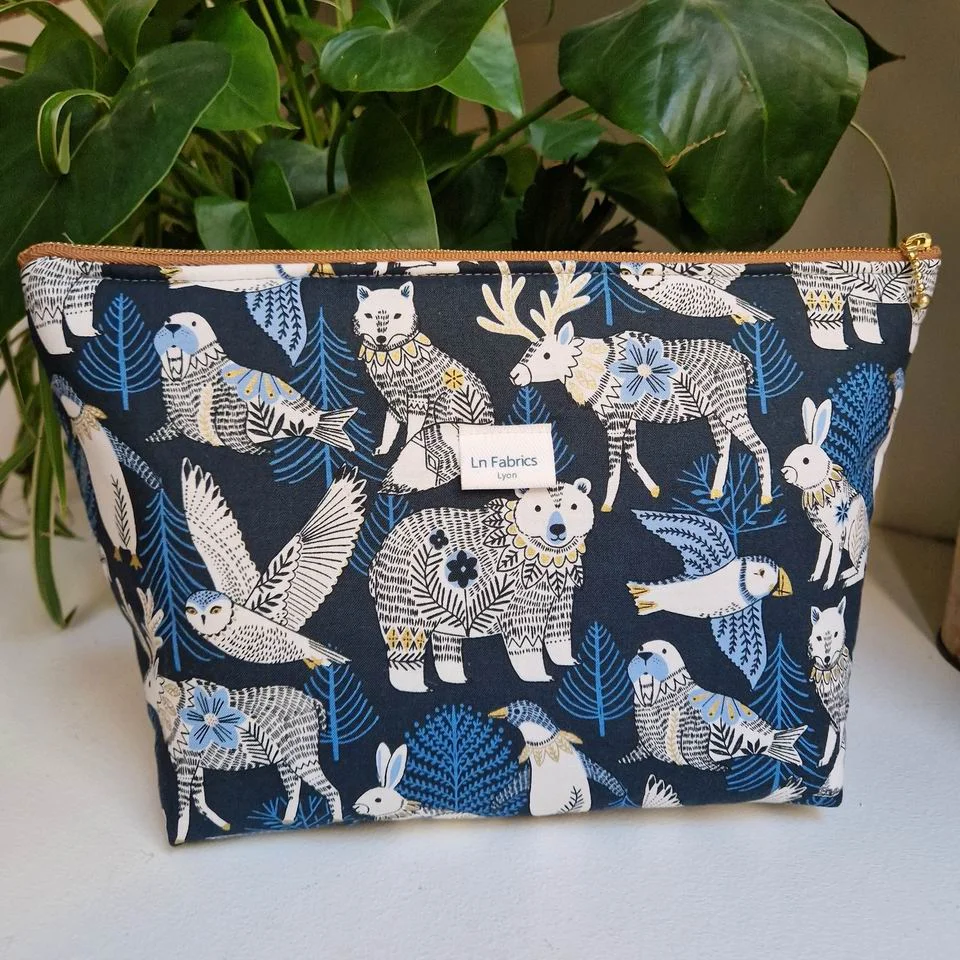 Trousse Molletonnée Arctic Ours Polaires Tissu Bleu Nuit - Édition Limitée – L’Art de la Table Française en Promotion !